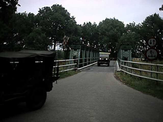 Twee Willys-jeeps op een baileybrug...